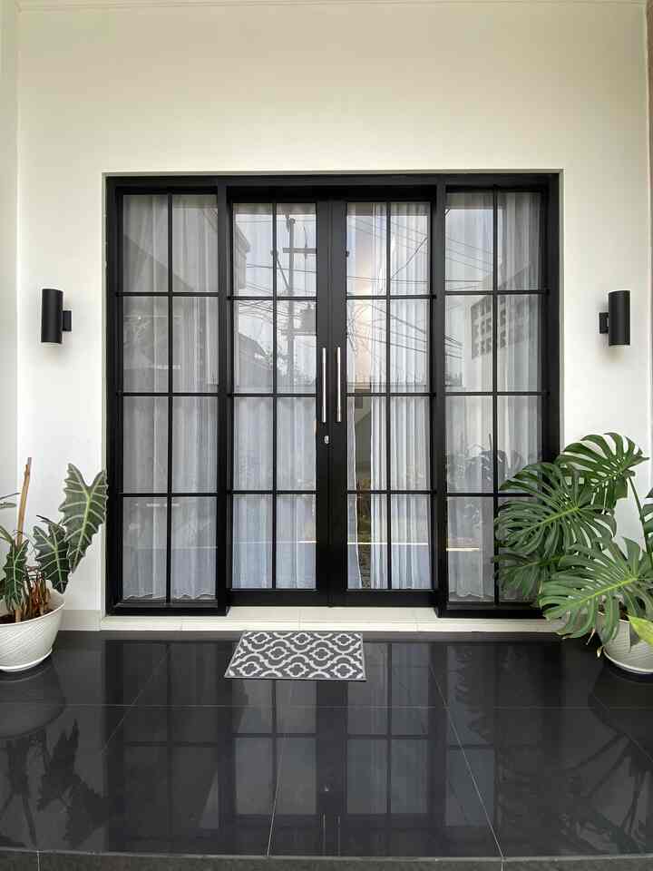 Teras rumah miniminalis dengan luas 120cm x 330cm dengan paduan granit crystal black yang membuat bangunan terlihat tegas dan taman kecil 190cm x 330cm. Biar terlihat lebih warm saat malam hari, aku tambah 2 lampu sorot di sebelah kanan kiri pintu utama. Naah dibawah taman inilah septictank dibuat hehe.. 

#terasrumah #homedesign #pintuutama #homeliving #terasminimalis #dekorasirumah #homedecor