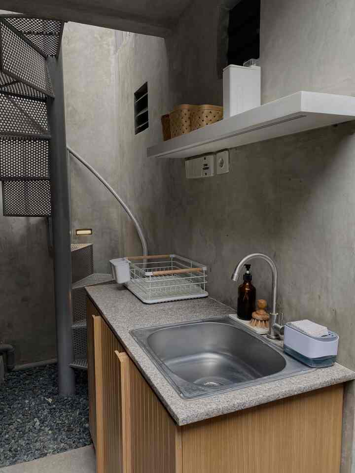 Service area yang terbatas tapi banyak fungsi! Ada kamar ART, ruang cuci kotor, dan area laundry dan jemur jadi satu dengan konsep mezzanine💡#servicearea #minimalis  #homeinspiration #homedecor #outdoorarea #mezzanine #ruangterbatas