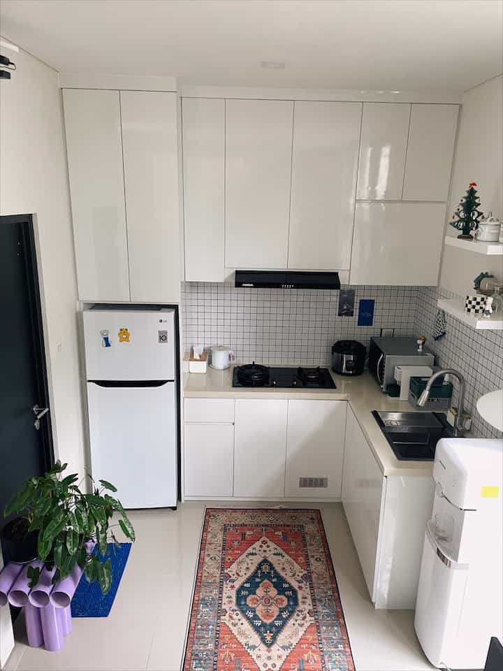 Cerita Custom Kitchen Set 

Dari awal kepengen banget punya kitchen set ala ala korea gitu yang dominan warna putih dan minimalis. Karena ukuran rumah juga kecil, akhirnya memutuskan untuk buat custom kitchen set 

Kitchen set ini berbahan multiplek yang dilapisi HPL TACO berwarna Ceral Gloss. Tinggi kabinet bawah mengikuti tinggi ideal kitchen set yaitu 85 cm, tinggi backsplash 70 cm, sisanya untuk kabinet atas. Kabinet atas dibuat mencapai ceiling agar bisa dimaksimalkan untuk storage. 

Top table menggunakan material solid surface berwarna ivory. Pemilihan keramik tile pada backsplash untuk memberikan kesan retro yang mana sesuai dengan tema rumah 🏚️

Pengerjaan custom kitchen set ini memakan waktu 1,5 bulan dari survey, desain, produksi, dan pemasangan 🛠️ 

Kalau ada yang tertarik juga, bisa kontak ke instagram mereka ya di: @kitchenset_bogor.id ✨

#customfurniture
#personalizedfurniture
#uniquefurniture
#kitchenset
#kitcheninspo
#dapurmodern