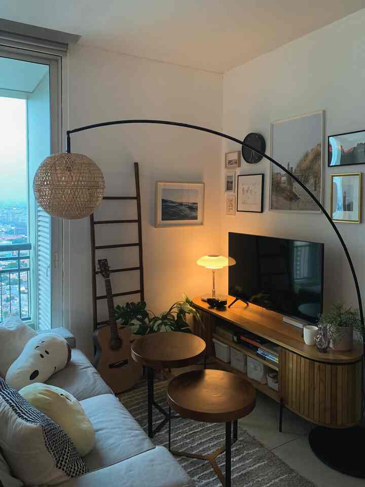 Getarannya sakit 🌅
.
#nightvibe #livingroom #kamartamu #apartemen #apartment #midcenturymodern #cestmoifel