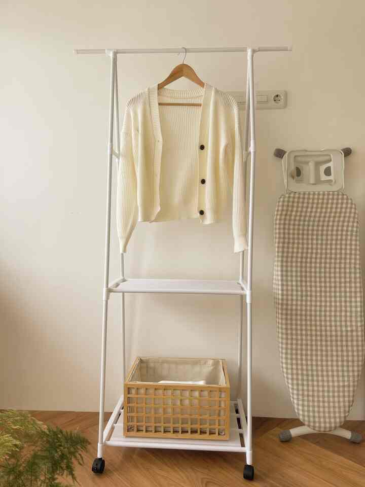 Ruang setrika 

Ruangan yang jarang keposting karena minimalis banget disini saya menggunakan rak gantungan baju yang ada roda biar bisa dipindahkan digeser dengan mudah 
Untuk tempat tumpukan baju2 yg blom disetrika saya juga pakai storage baju yg ada rodanya fungsinya biar mudah dipindahkan 
Untuk meja setrika ini awet banget udah bertahun tahun masih awet & kokoh 
Semoga menginspirasi ya dari ruangan yang super small & minimalis 

#ruangsetrika
#minimalis 
#roomdecor
#koreanhouse
#homedecor
#mejasetrika
