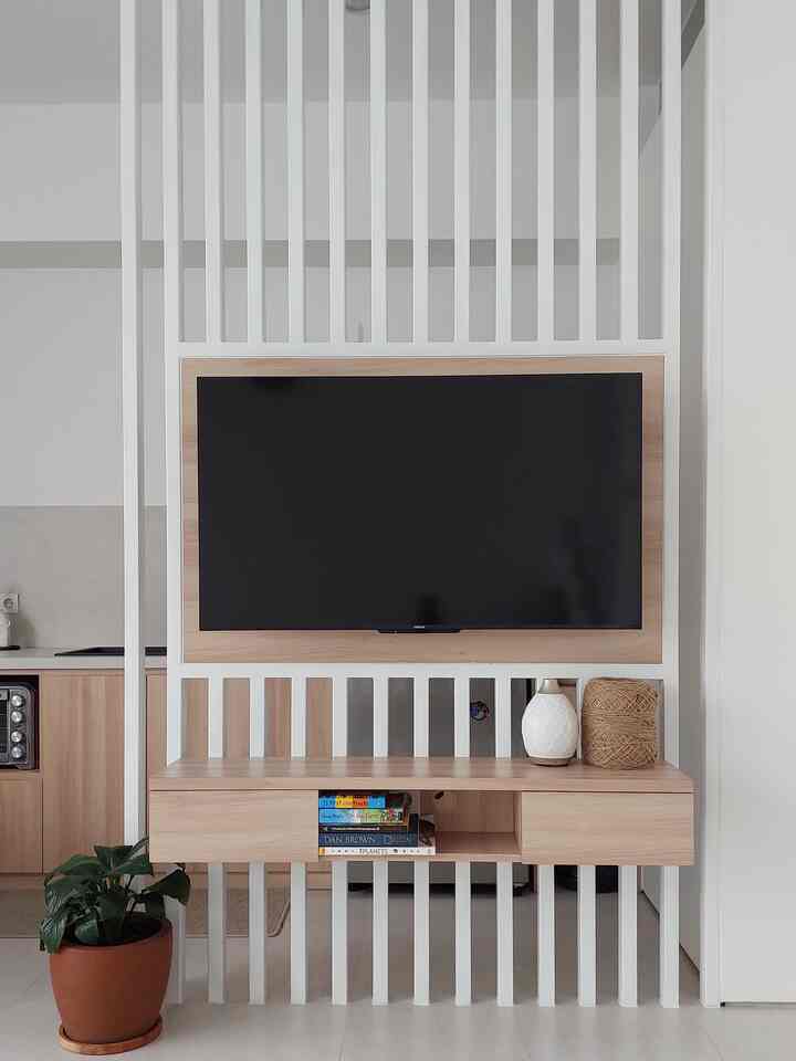 Untuk area ini, aku butuh partisi yang memisahkan area dapur dan ruang keluarga dengan design yang minimalis dan bisa menyatu dengan ruangan.

Akhirnya aku setuju dengan design ini. Railing setinggi plafon memberikan kesan tegas memisahkan dua area namun tetap terlihat minimalis. 

Design ini sangat cocok untuk rumah dengan konsep Scandinavian Style yang kental dengan gaya minimalis dengan paduan elemen alami. 

Karena sudah direncanakan sejak awal pembangunan, jalur listrik sudah disediakan sesuai kebutuhan supaya kabel bisa tertata dengan rapi. Jangan lupa untuk Informasikan ke vendor tentang apa saja yang akan di instal di partisi TV supaya disipkan jalur listrik dan stop kontak nya ya.

#customfurniture #personalizedfurniture #uniquefurniture #tvbacdrop #minimalist
 #homedecor #scandinavian