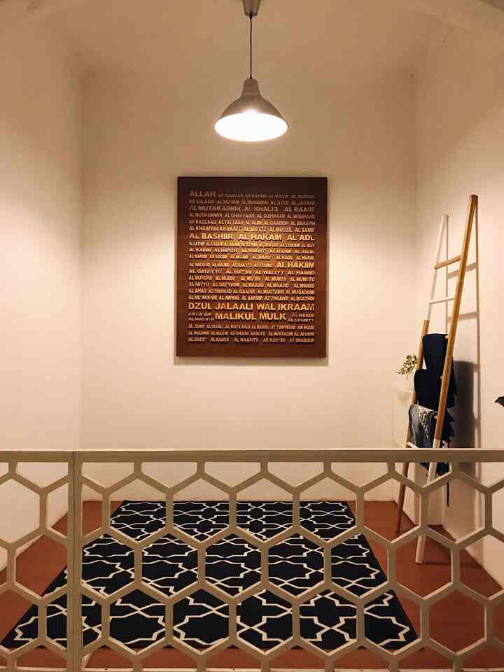 Ruangan mushola didekor dengan banyak elemen kayu. Termasuk partisi yang dibuat dari multiplek yang dibentuk pola hexagonal.

#rumah #dekorasirumah #mushola #home #interiordesign