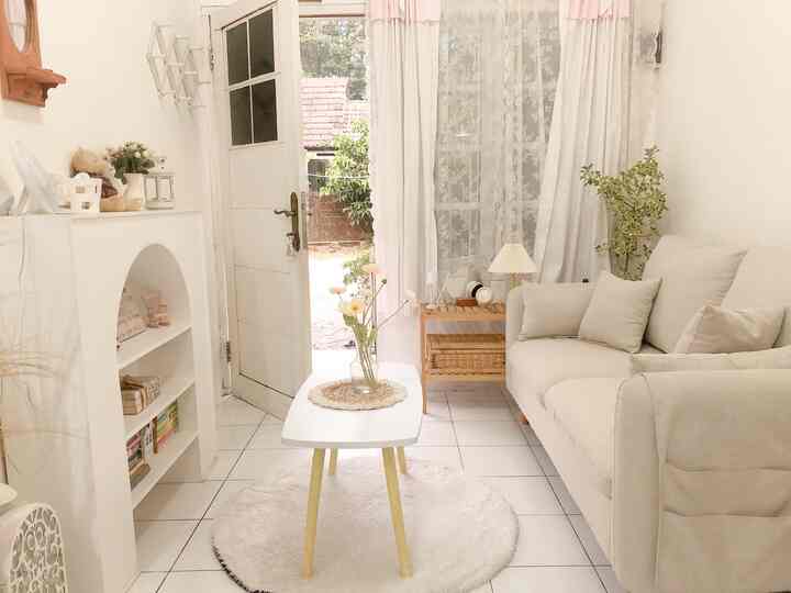 Ruang tamu sekaligus tempat santai dirumah minimalis ini 🤍



#ruangtamuaesthetic 
#ruangtamucantik 
#makeoverruangtamu