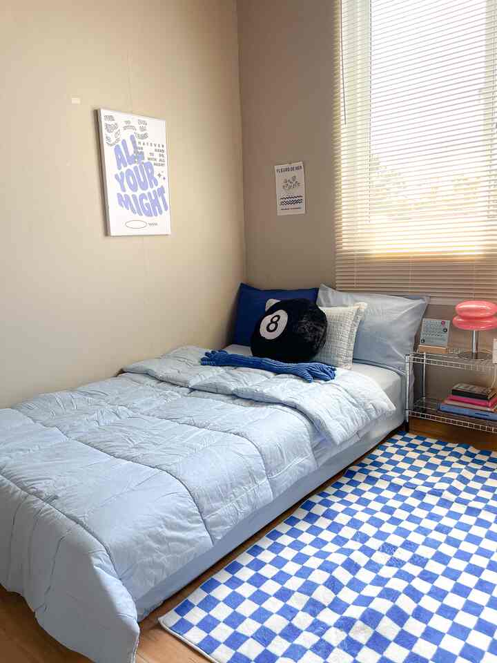 My room has a "Korean Room" style because every time I watch Korean dramas I like looking at the room decorations😆 In Korean rooms they usually keep a carpet next to the bed. So I was inspired and added a checkered rug next to my bed🩵
BTW, Korean rooms are usually synonymous with beige and white. But I changed the basic color in my room to blue. And it turns out the results can make my room look brighter🩵

#koreanroom #minimalist #roomdecorinspo #aesthetichomedecor #aestheticroomdecor #smallroom #blueroom #ikea #aceindonesia