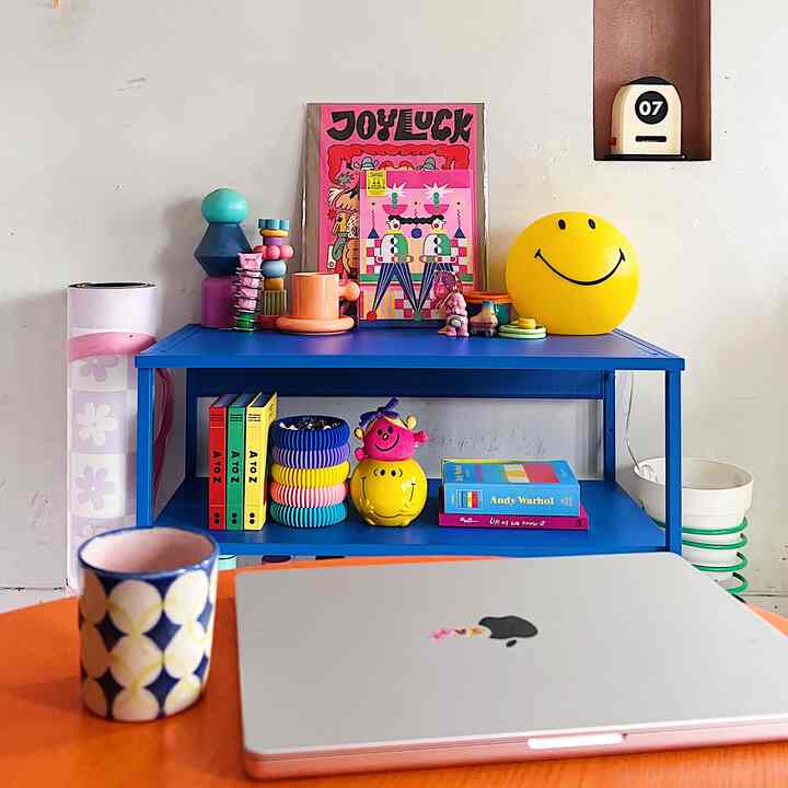 Ada yang sama ga, kalo abis beli barang baru pasti langsung mau nambah sesuatu lagi. Jadi, aku abis beli lampu gemesh smiley ini, jadi kayak pas aja buat ditambahin diruang depan aku dengan printilan lainnya ✨

#livingroom #smileylamp #colorfull #decoration #colorlivingroom
