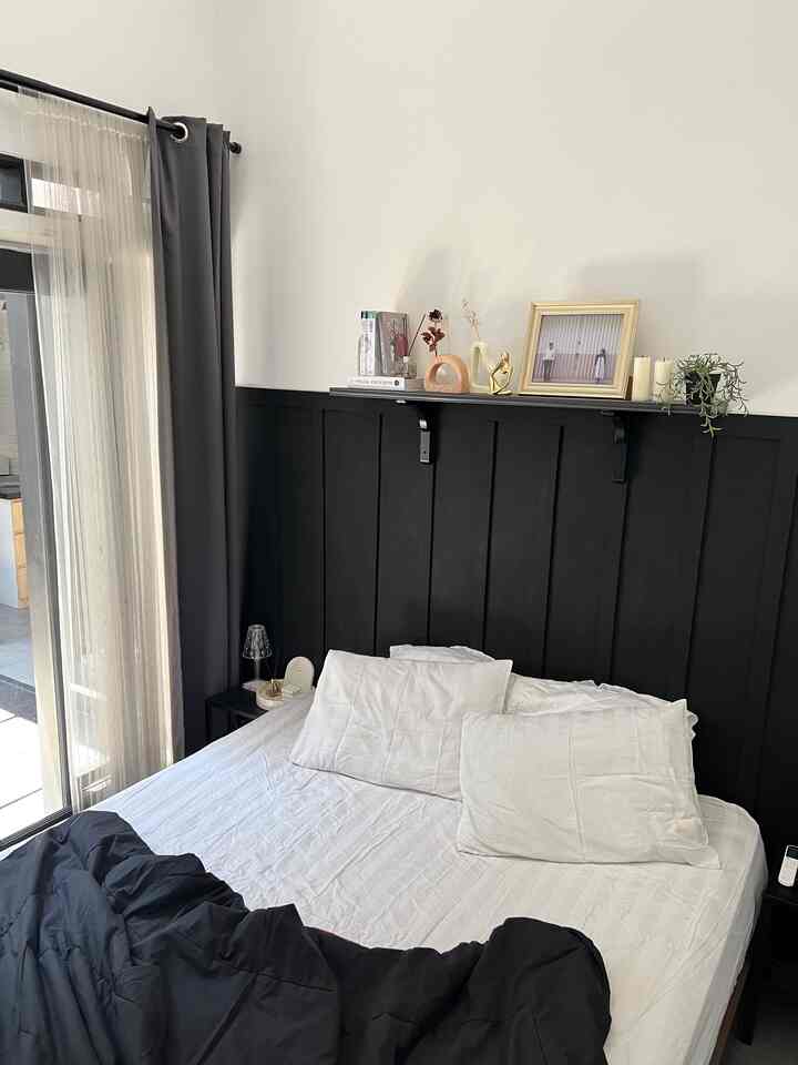 Menciptakan kamar layaknya tinggal di villa adalah impian kami yang hobi staycation. Tapi sekarang tidak perlu sering sering staycation, cukup berdiam dikamar kami sudah dapat feelingnya. Sebisa mungkin kami ciptakan sesuatu yang disukai kedalam rumah, agar rumah benar-benar menjadi tempat pulang.

#rumahtanpaarsitek #selfinterior #DIY #Industrial #minimalist #minimalis #rumahdeveloper #decorlowbudget #rumahmungil #Bandung #45m2 #monochrome #kamartidurhotel #kamartidur #kamarutama #kamartidurpasangan #kamartidurputih #kamartidurminimalis #kamartidurscandinavian #kamartidurindustrial #homestagram #homedecor #inspirasikamartidur #inspirasikamar #kamarminimalis #hitamdanputih #desainkamartidur #interiorkamartidurutama 