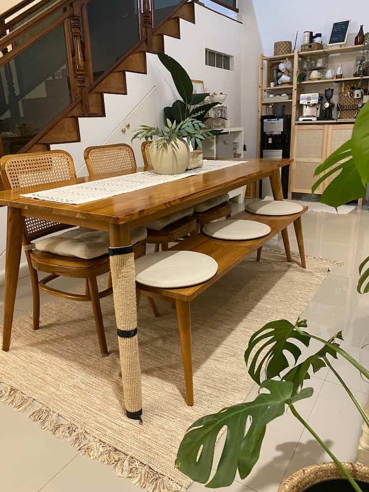 Rumah yg dibangun pada tahun 90an ini masih di dominasi oleh material kayu, sehingga untuk tema & furniture menyesuaikan dg konsep bawaan rumah. Dinning room & Living room di rumah ini mengusung konsep vintage minimalis dg warna2 earth tone yg dipadukan cat tembok berwarna putih, furniture kayu solid dg variasi rattan dan juga penambahan tanaman hias yang akan membuat suasana di ruangan ini menjadi hangat & lebih hidup. 


#vintageminimalis
#homedecoinspo
#roomdekorinspo
#aesthetichomedecor
#ruangmakan 