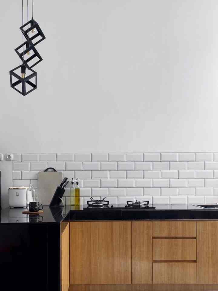 Menyiasati dapur mini terlihat clean dan luas adalah dengan memilih kitchen utensil yang tidak terlalu besar dan makan tempat. Perlengkapan dapur yang besar disimpan di dalam kabinet. Untuk custom kabinet dibuat hanya dibagian bawah supaya bagian tembok supaya terkesan clean✨✨

#ikea #grinnliving #kitchenstyling #kitchendecorideas #kitchenmakeover 
