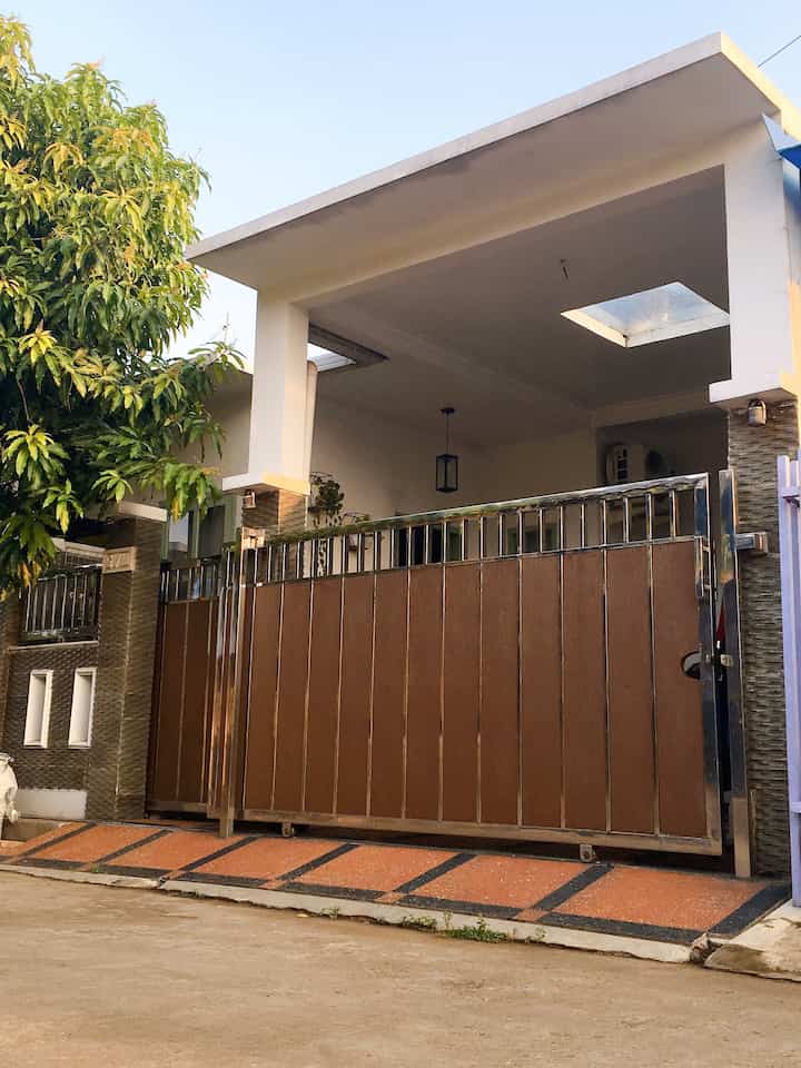 Fasad Rumah Minimalis Natural 🤍
(6x12)m2
Fasad Design sendiri 🙋‍♀️mencocokan dg selera kami n budget.

Style fasad rumah minimalis and Neutral,
• qmi mix pagar minimalis natural dg woodplank motif kayu. (anti rayap, kuat, anti air) dg Holo tebal Stainless, Untuk minim perawatan, gpp mahal di dpn, tp jangka panjang 1-10 taon bebas biaya
• Batu sikat di area garasi
• Pilar dg batu alam
Pagar semi privasi, tetap ramah menyapa tetangga yg lewat di balik pagar🫢

Semoga menginspirasi 🙏

#DesignFasad
#IdeFasad
#InspirasiFasad
#FasadMinimalis
#PagarMinimalis #batualam #batusikat #RumahMinimalisNatural