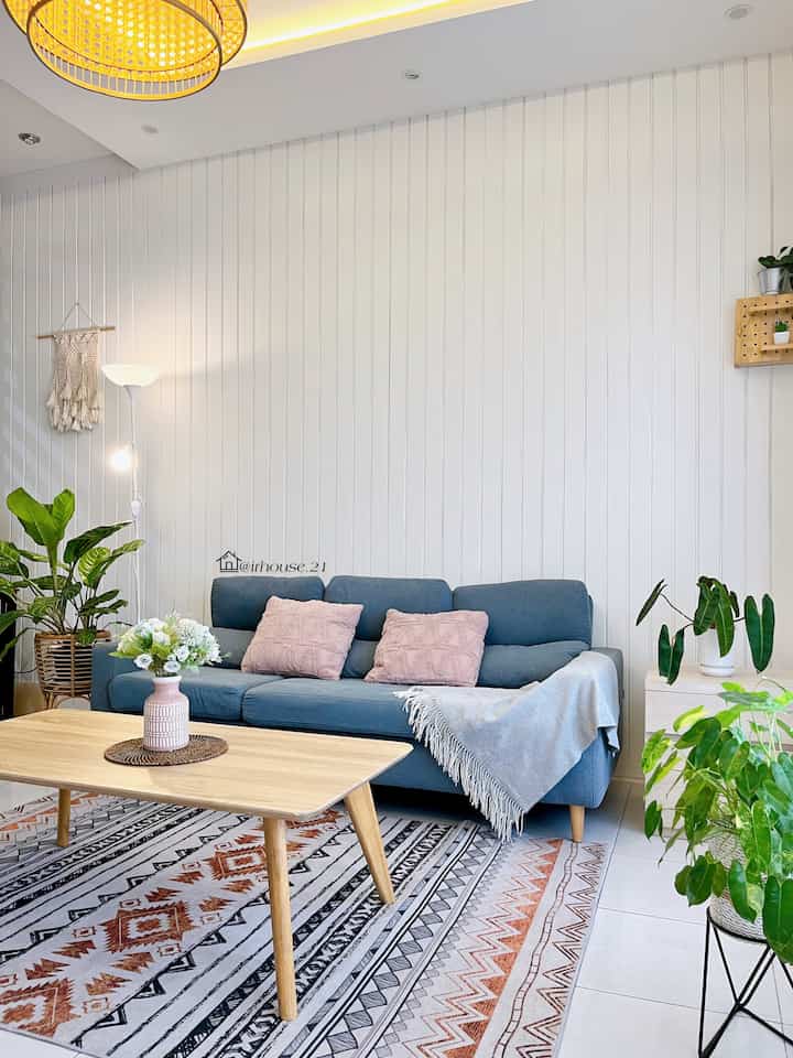 Ruangan yang menurutku paling estetik dan favorit di rumah ya living room ini sebelum di make over aja udah jadi ruangn favorite apalagi setelah di make over dengan desainnya yang minimalis tropis bikin makin betah berlama-lama di ruangan ini. Kami hanya ingin ruangan yang bikin tenang dan nyaman dan ini sudah cukup bagi kami. Yang menjadi selling point ruangan ini adalah lampu hias gantung dan wall battennya.

#aestheticroom #aesthetichomedecor #homestyling #livingroom #depok #minimalistropis #scandinavianlivingroom #homeinspo 