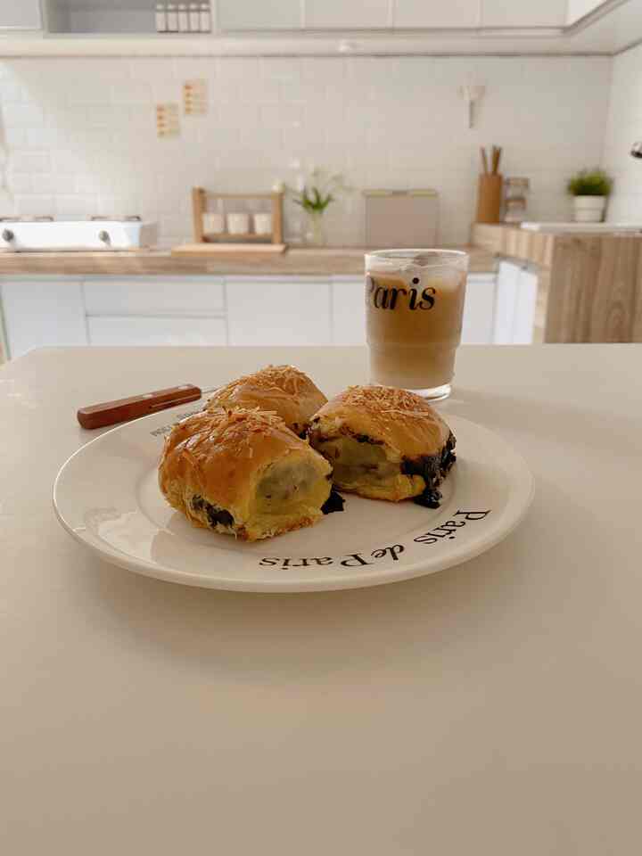 Kopi dan bolen :)
#aesthetic #coffee #minimalist #kitchendecor #homeinspo #homedecor #aestheticdecor