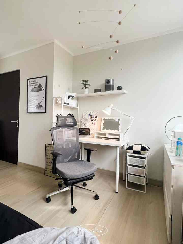 meja kerja & kursi ergonomis super nyaman 🖤👀 

 #ruangkerja #mejakerja #mejabelajar #ikea #mejaikea #noirgear #kursi #kursiergonomis #ergonomicchair #rakdinding #laci #hazealnut #minimalist #aestheticroom 