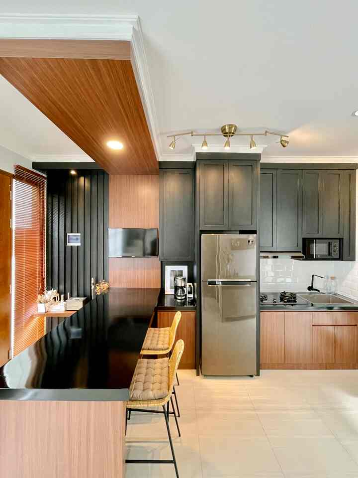 Melalui rumatuju, saya mencoba menata ulang rumah pengembang dengan mengoptimalkan fungsi seefektif dan seefisien mungkin karena keterbatasan lahan. 

Bisa dibilang desain interior rumah ini menggunakan konsep “modern contemporary”. Disini, konsep kontemporer dalam desain interior tidak hanya mengambil unsur modern saja. Melainkan memanfaatkan penggunaan elemen material yang natural seperti kayu di seluruh ruangan dalam rumah. 

Berbeda dengan kebanyakan rumah dengan lahan terbatas yang lebih banyak menggunakan kombinasi warna dominan putih agar lapang. Rumatuju ini didesain atas preferensi pribadi yang menyukai warna hitam. Sehingga menonjolkan kesan yang lebih kontras dan tidak monoton.

#moderncontemporary
#homedecorinspo
#roomdecorinspo
#aesthetichomedecor