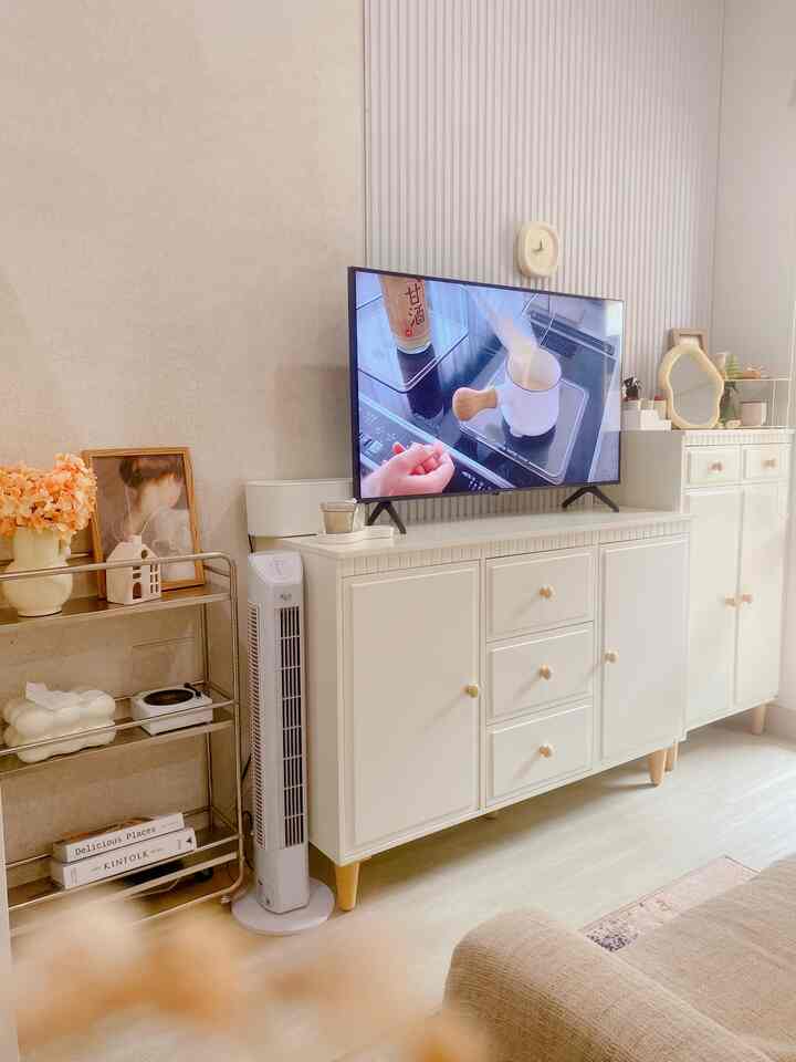 New Look New Livingroom akhirnya beli meja tv dengan tema yg sama dengan lemari sepatunya, cicil perlahan agar ruangan indah dipadu dengan karpet baru ukuran besar membuat lebih nyaman
#RuangTamuAesthetic
#RuangTamuCantik
#MakeOverRuangTamu #livingroom #aestheticroom #interiorstudio #interiorrumah #interiordinding 