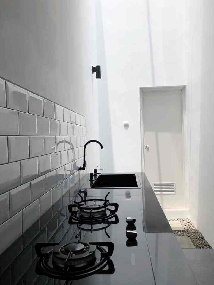 Rumah dengan luas dibawah 100m2 mencoba memanfaatkan ruang dengan luasan 5x3m dengan 3 fungsi ruang: kitchen, dining area & garden.

#rumahmungil #tinyspace #nevertoosmall #kitchen #dining #garden #ikea #ruparupa