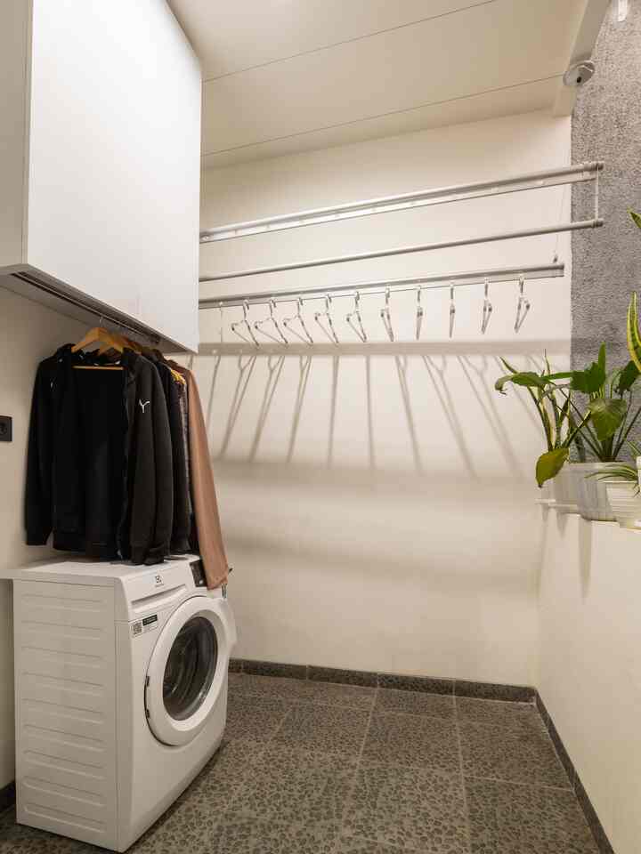Mini space untuk laundry room minimalis

Laundry room di lantai 2 dengan memanfaatkan sisa space di dekat toilet 

#aestheticroom #aesthetichomedecor #homestyling #laundryroom #japandi #rumahdeveloper #depok #rumahmungil #balebari #livewithkids