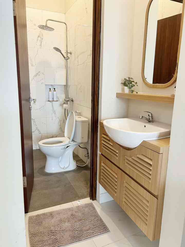 Karena keluarga besar, jadi kami membuat kamar mandi tamu senyaman mungkin dengan luas yang cukup dan dinlengkapi dengan wastafel dan rain shower supaya tamu betah 😁😁😁 #inspirasikamarmandi #kamarmanditamu #kamarmandiputih #rainshower #inspirasiwastafell 