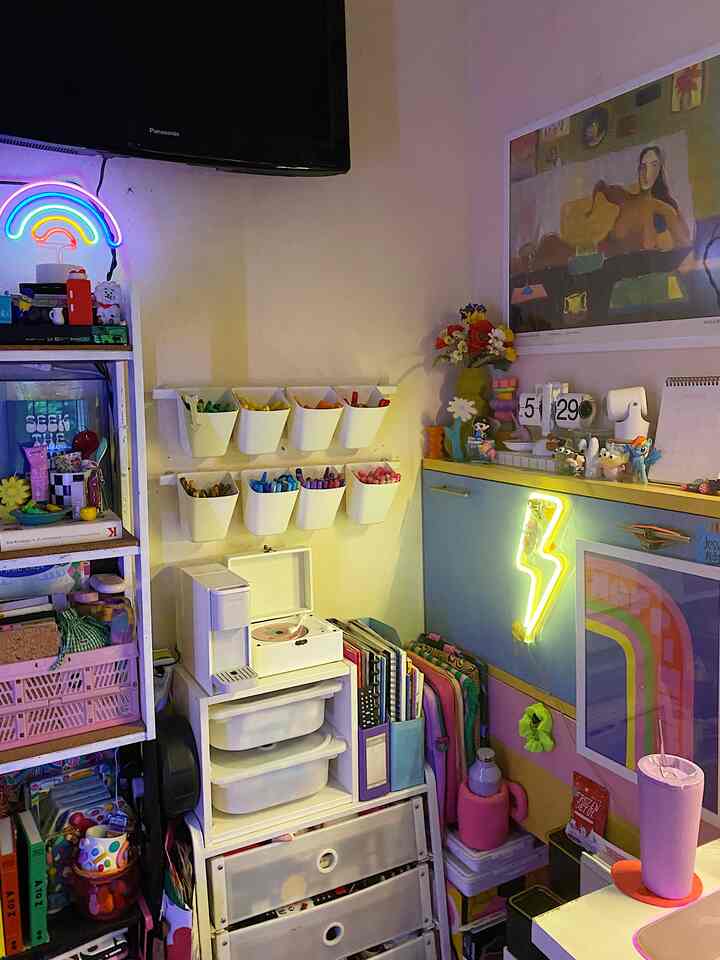 Sudut seniku🫶🏻 #homeoffice #artspace #colors #bedroom #room

