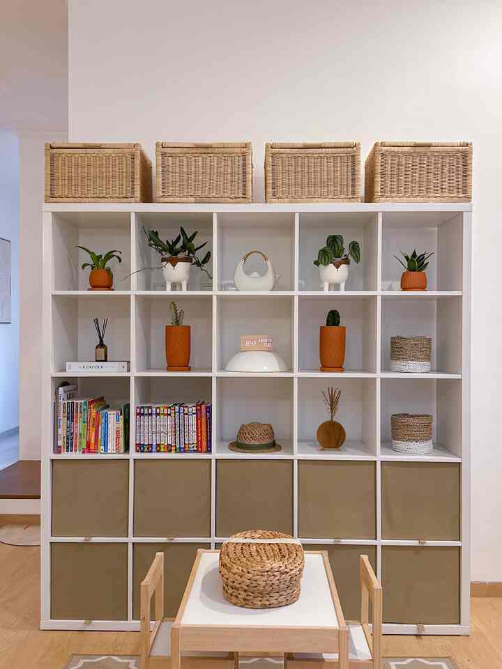 Memanfaatkan rak KALLAX IKEA menjadi storage dengan memasangkan box KOSINGEN supaya lebih terlihat manis dan rapih. Rak KALLAX ini juga menjadi mini library untuk anakku yang berusia 5 tahun yang sangat hobi membaca, sehingga sudut ruang ini sengaja dibuat untuk si kecil beraktivitas, agar dapat mengambil dan mengembalikan buku-bukunya sendiri dan membaca di meja kecilnya. Storage box dibagian bawah itu banyak menyimpan mainan anak-anak. Sementara untuk barang-barang lainnya masih bisa disimpan di box rotan dibagian atas rak KALLAX

Untuk rak sepatu sengaja diletakkan di dekat pintu keluar, sehingga mempermudah untuk mengambil atau mengembalikan sepatu bila ingin pergi atau baru kembali ke rumah. 

#storage
#homestylingbyrina
#homedecorbyrina
#aesthetic
#arieskamarina