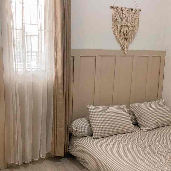 Kenalan sama kamar mungil di rumah ini yuk, masih dgn nuansa nude, wall batten yg awalnya berwarna sage green aku cat ulang jadi warna latte, selain itu kamar jg jadi tempat aku mengerjakan kerjaan aku dan tempat mencari ide, makanya aku gunain sidetable portable yg mudah di geser kemana aja sesuai kebutuhan🤗


#bedroomstyling #dekorasikamarmungil #rumahminimalist #rumahdeveloper #homedecorinspo