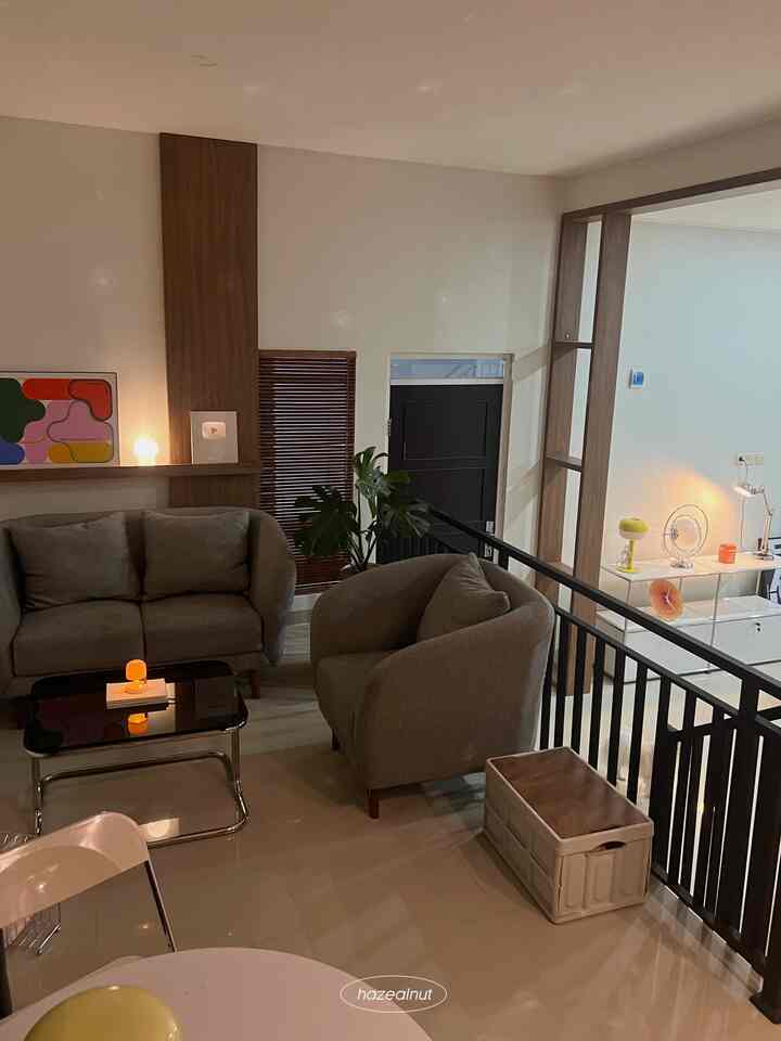 SUPER MINI LIGHTS IN THE LIVING ROOM 🛋️👀

my way of making my house look beautiful is by using lights. Trust me, any model of lamp can add to the aesthetic value of your home!

For example, I added a mini lamp decoration in the middle of the living room table. It's small but can change the atmosphere of the living room so it looks more lively, right? Moreover, this lamp is cordless, so you don't need to bother looking for a plug to turn it on. The price is also affordable, let's try the tips! 😉

ig @hazealnut

 #decorativeitems #homestyling #roomstyling
#homedecor #roomdecor #livingroom #ruangtamu #midcentury #retromodern #hazealnut #lampu #minilamp