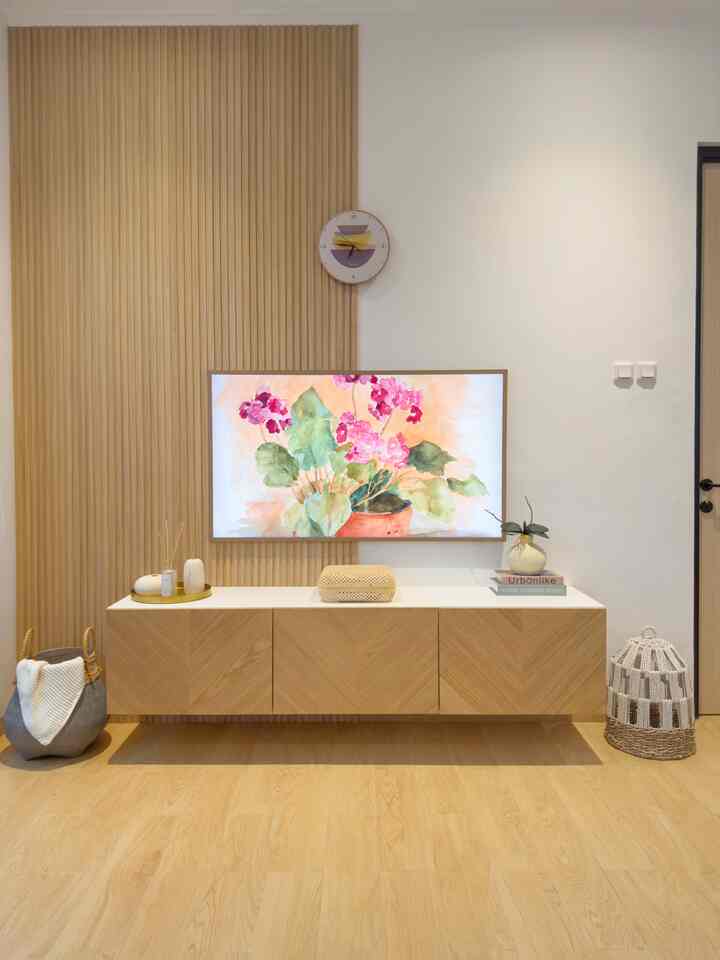 Mumpung si hijau yang biasanya terpampang nyata disebelah tv lg berjemur di teras, jadi kita mainkan penataan dekorasinya lagi. 

#redecorate
#homestylingbyarieskamarina
#homedecor
#scandinavian
#japandi
#koreanhome
#dekorasirumah
#dekorasiruangkeluarga
#ruangtv