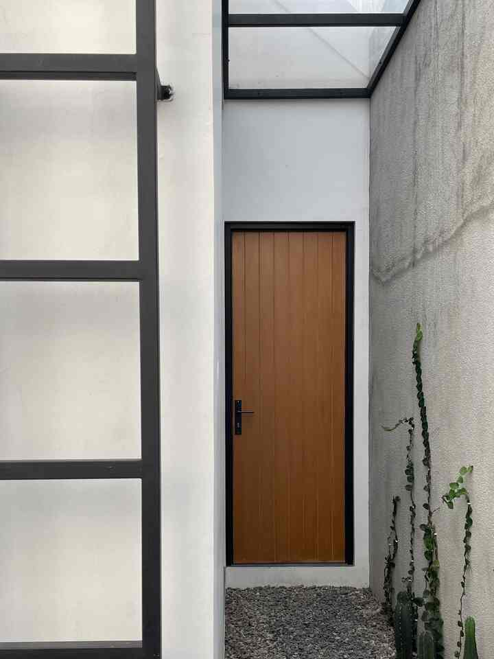 Lorong ini menjadi penghubung antara bangunan dan ruang terbuka di rumah✨

#hallway #drygarden #tamankering #65m2 #industrial #dindingkamprot #rumahmungil #tamanmini