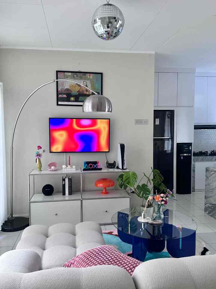 Halo 👀
Selamat datang di tempat tidurku!
#myhomejourney #livingroom #homedecor #postmoderndesign #midcenturymodern