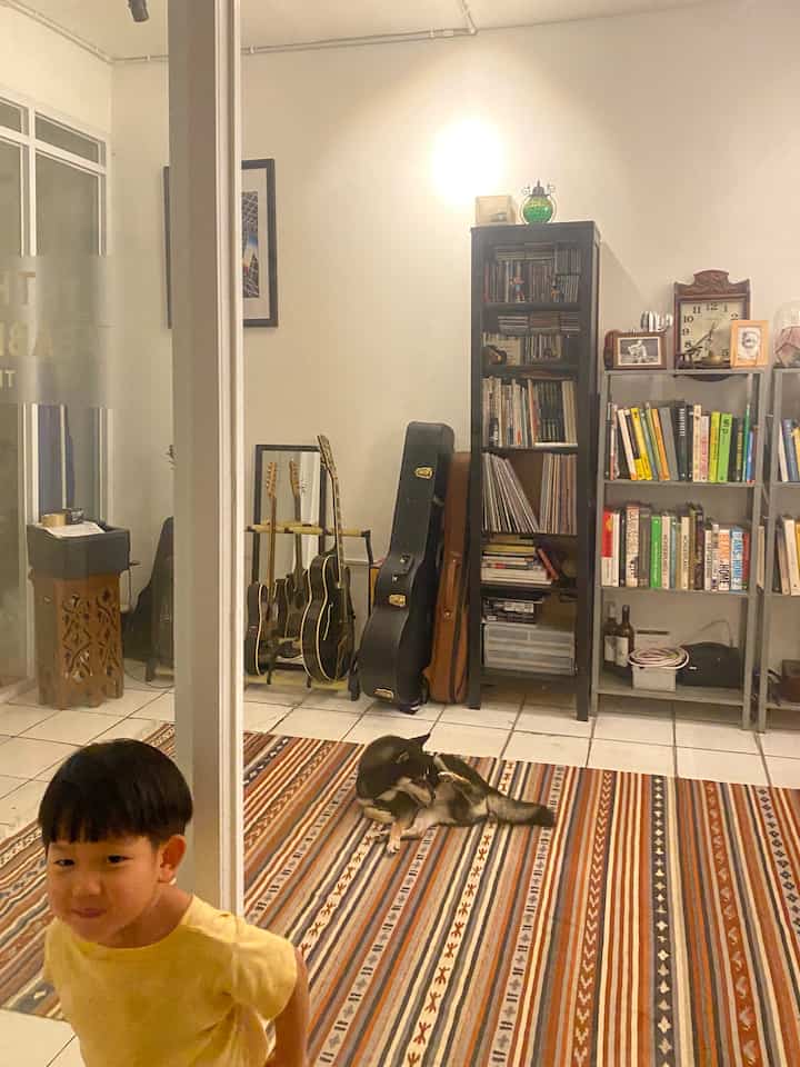 Area musik ada dua di rumah kami. Di lantai dua dan di lantai satu. Dua-duanya tempat favorit kami. Pengen nambahin drum mini deh hehe

#musicroom #livingwithkid #livingwithpet #rumahjakbar #livingroom #playroom #kidsroom
#minimalist