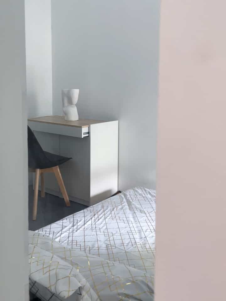 Tiny guest bedroom dengan ukuran 3x2,75m dengan kasur berukuran 120cm dan memanfaatkan kabinet yang bisa difungsikan untuk penyimanan dan berdandan atau bekerja.

#tinybedroom #idedesignkamar #dekorasikamarmungil #kamarminimalis #pirahome #kintakun