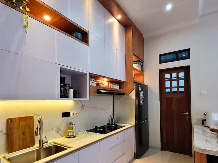 Menata dapur cantik tanpa menguras kantong! 🍽️💰 Pilih barang-barang dengan harga terjangkau untuk menciptakan ruang dapur yang fungsional dan menarik. Alasannya? Hemat uang untuk hal-hal lain yang lebih penting dalam hidup Anda! 💡 
Biaya yang dikeluarkan untuk membeli perbotan sekaligus dekorasi ini kurang dari 200 ribu rupiah loh.
Ingat.. dekorasi harus tetap fungsional
#DapurLowBudget #HematUang #lowbudgetkitchen #lowbudgetkitchenmakeover #lowbudgetkitcheninspiration