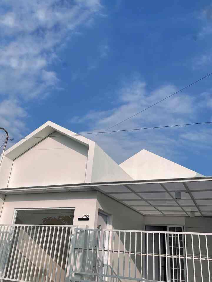 Identitas Casadelamoy adalah fasad Scandi berwarna putih, di antara deretan rumah lainnya yang berwarna-warni. Rumah semi industri sederhana 1 lantai. Rumah dengan nuansa nyaman untuk tempat pulang.

#KisahRumahku #MyHomeJourney #HomeSweetHome