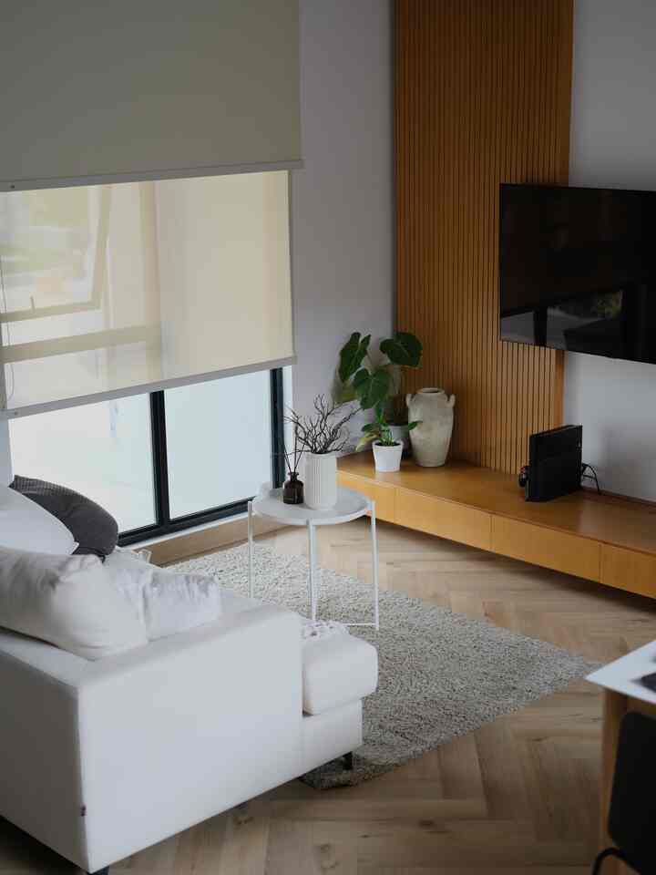 Happy sunday! Paling suka kalo udah di area ini nih, sangat menikmati waktu weekend dengan maksimal bisa rebahan sambil nonton tv all day long 😴✨

#livingroom #minimalis #homedecor #ruangtamu #ruangkecil