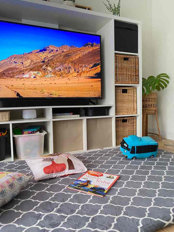 Ruangan favorit keluarga

Ruangan selalu menjadi tempat favorit
Karena hampir seharian waktu kami habiskan di ruangan ini

Diruangan ini bisa dijadikan tempat menonton tv
Tempat anak bermain dan juga tempat membaca

Dekoratif yg ada diruangan lebh kepada fungsi, menempatkan beberapa box storage agar semua barang tersimpan rapi


#MyFavoriteRoom
#MyHouseStory
#MyFavoriteItem