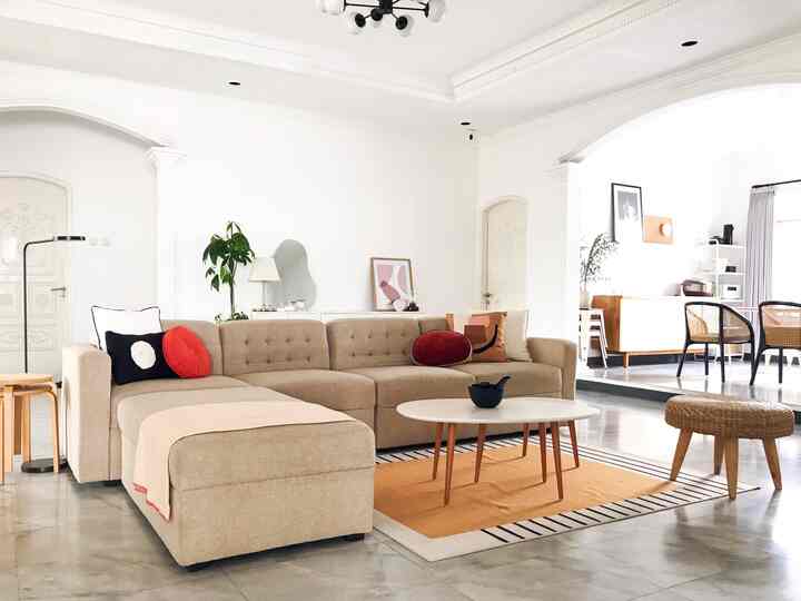 Ga terlalu banyak warna di rumahku, cuma sebatas dari dekorasi-dekorasi yang warnanya pun masih aman. Sebagian besar warna hijau dari tanaman, coklat, terracota dan warna earthy lainnya.

#home #rumah #livingroom #ruangkeluarga #homedecor #interior #ikea #midmoderncentury #minimalist