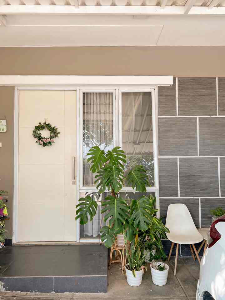 COLOR PALETTE DIRUMAHKU...

Rumah kami adalah cluster yang fasadnya tidak boleh dirubah oleh pemiliknya.

Berwarna white-grey minimalis, akan terasa dominan dari nampak depan.

Tapi, kami 'si pemilik rumah' menyukai warna-warna earth tone. Karna warnanya netral dan membuat teduh.
Untuk warna dinding tidak ada yang kami ubah. Masih putih.
Tapi kami 'bermain dan memadukan' warna lewat furniture, barang dekorasi dan lain-lain.
Untuk kamar anak kami, kami membebaskan warna kesukaannya. Karna suka dengan karakter space, maka warna yang masuk adalah biru.
Semoga menginspirasi


#BringsColorToMyHome
#HomeColorsPalette
#HomeColotDesign
#inspirasirumahminimalis
