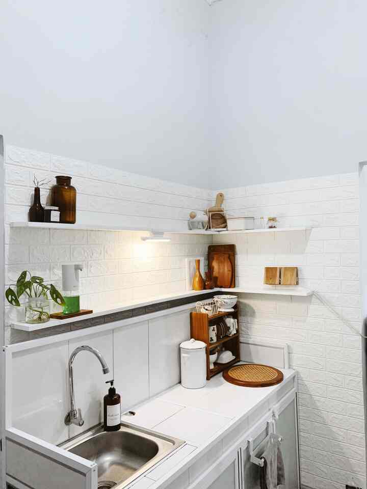 salah satu ruangan favorit di ruma.kamii tu adalah dapur. dapur ini menjadi jantung rumah ini.
kenapa? karena ruangan ini jadi sumber inspirasi bagiku. ga cuma sekedar dapat ide buat masak aja, tapi ide ide lainnya termasuk ngonten🤗

kadangkala aku pribadi suka juga lagi masak sambil nonton drakor hihii atau sekedar duduk santai di meja makan, karena dapur ini nyatu dengan ruang makan.

semua furniture mulai dari rak bumbu atau meja dapur di dominasi dengan tone warna white and wood agar senada dan terlihat lebih netral juga🥰

#myhomejourney #ceritarumahku #myfavoritroom
#rumakamii #koreanstyle #rumahcluster #bengkulu #75sqm 
