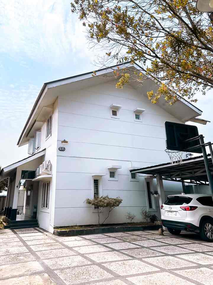 Rumah American Style Menggunakan Jasa Arsitek.

Bangunan rumah didesain oleh Atelier Satu arsitek @ateliersatu dengan konsep American Style tahun 2012.
Di area dalam rumah ada beberapa lorong (disesuaikan)seperti rumah khas Amerika dan juga plafon yang mengikuti kemiringan atap.
Menggunakan jasa arsitek agar memudahkan kontraktor lokal membangun rumah sesuai tema yang kami inginkan dan agar tidak over budget.

Untuk interior, didesain sendiri dan mengisinya dengan furniture yang disesuaikan.

#bangunrumah
#renovasirumah 
#arsitekrumah
#interiordesain
#livewithkids
#midcenturymodern
#americanstyle
#selfinterior
#homeinspo
#homeinspiration