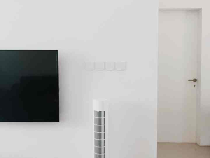 Saya dan suami sama-sama menyukai warna monokrom. Hal ini yg menjadikan desain di rumah kami, didominasi oleh warna putih dan beberapa barang dengan warna abu/hitam. Kami meyakini bahwa warna putih memberikan kesan luas dan bersih. 

Kami pun sepakat mengisi rumah dengan barang secukupnya. Masih jauh dari kata minimalis, tapi kami sangat memikirkan sebelum membeli alat elektronik dan furniture pada rumah kami. Dari segi warna, ketahanan/awet serta apakah produknya bisa cocok dipadukan dengan furniture lainnya. 

#minimalis #whiteinterior #homedecorinspo #bandung #dekorasirumah #monokrom #simplehouse