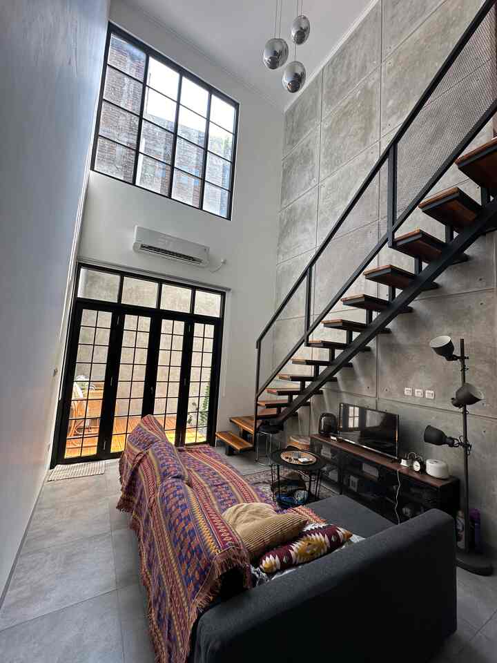 Halo!
Kalo berbicara ruangan favorit dari _rumahkotak_ tentunya si living room ini!
Kenapa? Karena ruangan ini bisa membuat ‘nyaman’ dengan beberapa barang dekoratif nya..
Walaupun.. ruangan ini banyak dipakai hanya ketika weekend atau malam jam pulang kerja 🥲
Ada beberapa barang yg membuat ‘nyaman’ di living room ini.. ambience dr standing lamp, sofa, dan cover sofa.. inilah yang membuat ruangan ini jd punya ‘identitas’ nya sendiri..
Sedikit cerita.. sofa ini aku rakit sendiri setelah beberapa minggu dikirim dr ikea lohh.. dann aku rakit sofa ini pas aku lagi sakit di masa pandemi covid19.. kebayang kan.. keringetannya gimana 🥹

#MyFavoriteRoom
#MyHouseStory
#MyFavouriteItem
#RumahIndustrial
#Industrial