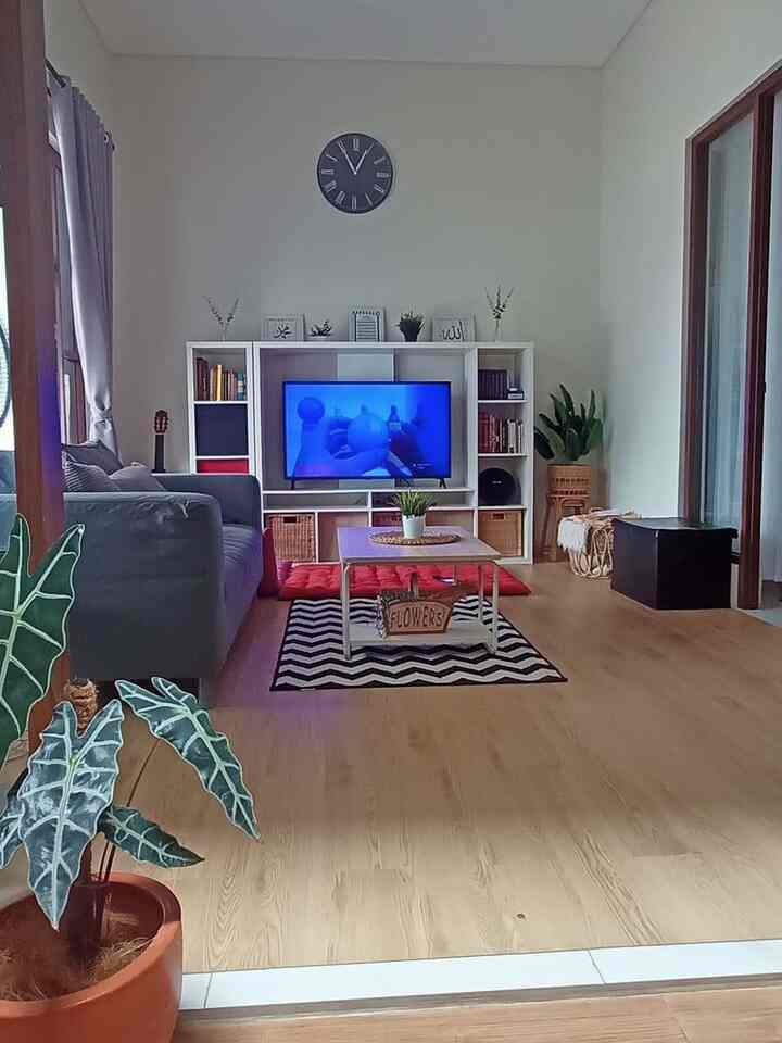 Ruang Idaman Keluarga Pesona Jiten

Hampir full time kami menghabiskan waktu diruang ini
Menonton tv dll

Ruang dibuat senyaman mungkin dengan menciptakan suasana yang sangat homie

Saya sangat senang mengganti ganti furniture, tata letak dan dekorasi di ruangan ini
Karena semua yang ada diruangan ini benar benar harus sesuai dengan mood, karena hampir sehari waktu saya dihabiskan diruangan ini, ruangan ini adalah PART OF MY SOUL🤭😁


Furniture yang saya gunakan lebih kepada warna terang atau soft dan tidak terlalu banyak ornament atau furniture diruangan ini karena saya ingin membuat ruangan ini terkesan luas dan lega 

#livingroomstyling
#livingroomdecor
#livingroommakeover
#homedecorlowbudget
#ikea
#informa
#homestagram 