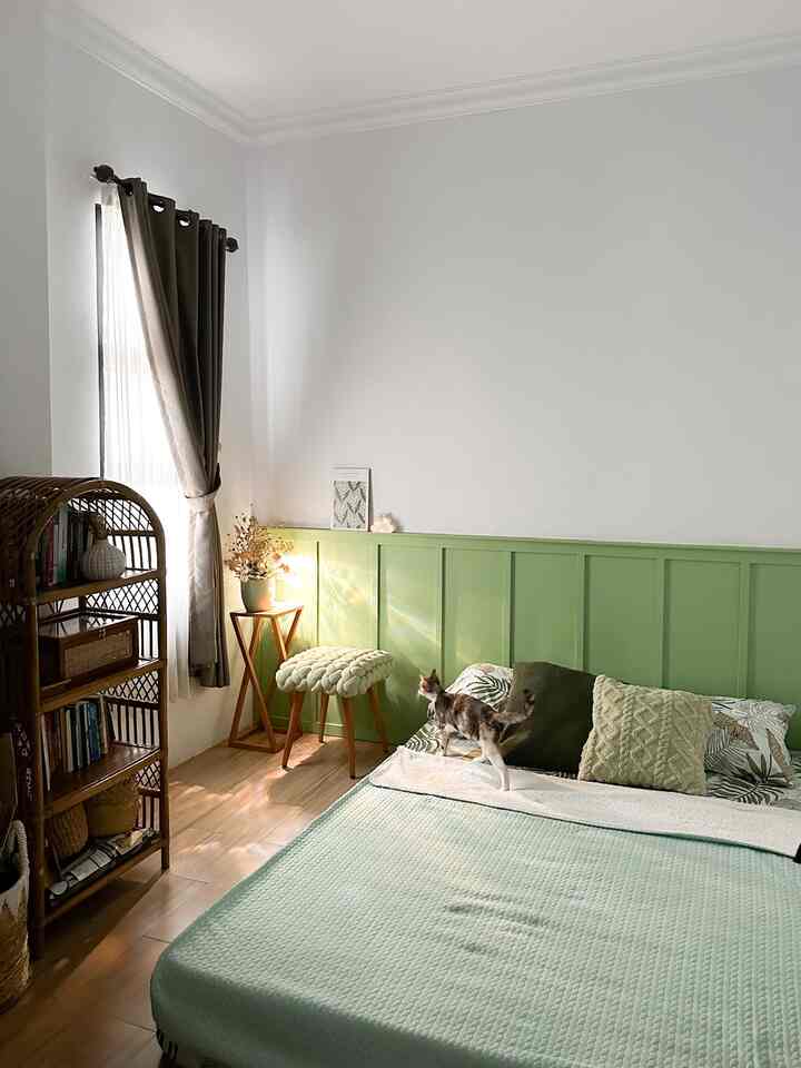 Akhirnya kami berhasil membuat DIY Wall Batten pada tembok di kamar tidur, yang diberi cat warna hijau pastel. Material dibeli secara online dan pemasangan dilakukan sendiri.

Diberi warna hijau karena banyak pernak-pernik di rumah yang berwarna hijau, seperti stool, sprei, cushion, pot, dan lain-lain.

Untuk lantai memang sejak awal dibangun sudah menggunakan keramik bermotif kayu, sehingga lebih awet. 

#nyamandiomah #bedroominspo #inspirasikamartidur #desainkamartidur 
#greentone #rumahminimalis