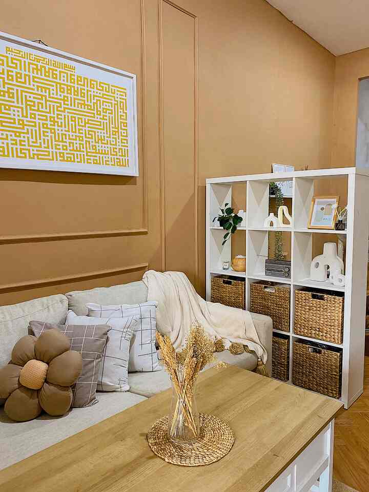 Yang bikin tambah aesthetic ruangan ini selain warna cat temboknya yaitu blanketnya dan bunga kering yang memberi kesan lebih warm
#decorativeitems
#homestyling
#homedecor
#roomdecor
#livingroomaesthetic