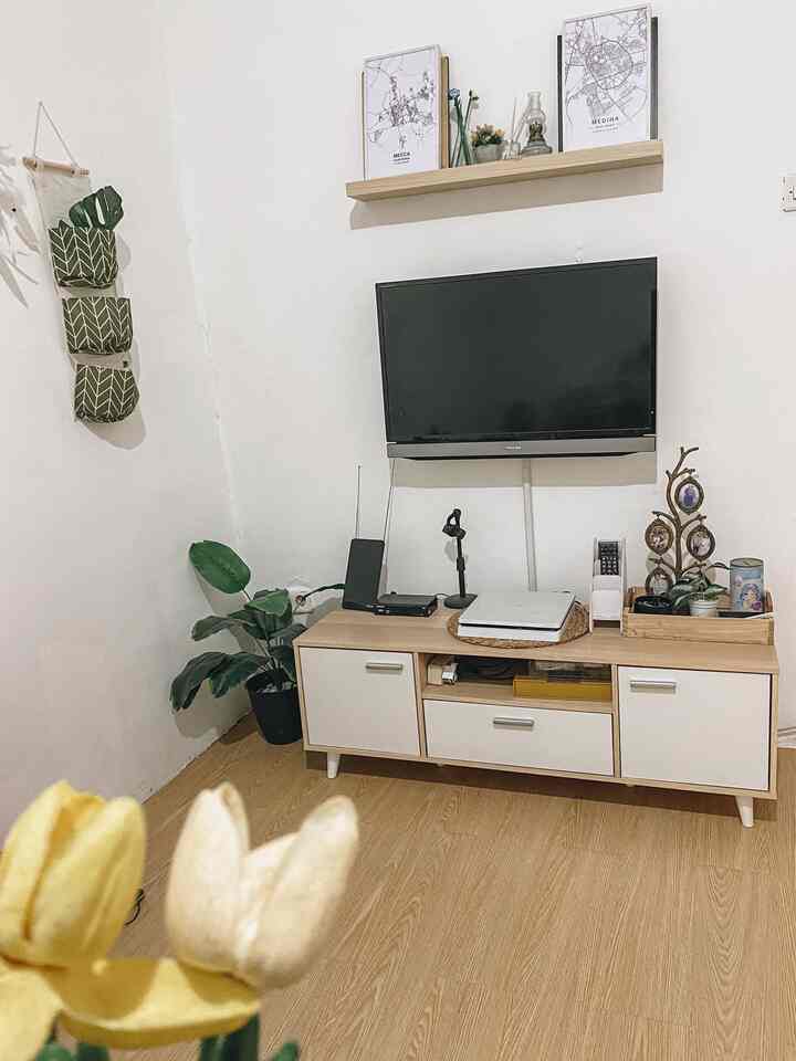 Terlalu sering ruangan ini muncul. Karena memang ini adalah ciri khas dari rumah ini. Mengusung tema minimalis ala ala japandi atau rumah korea. Diruangan ini menampilkan kesan white and woody. Ornamen ataupun furniture penunjang yang dipakai juga tidak terlalu banyak dan masih mengusung tema putih kayu supaya serasi dengan tema Japandi/korean home. #japandi #koreanhome #decor #minimalis #homedecorinspo #aesthetichomedecor #livingroom #whiteandwoody #rumahkorea #homedecor #lowbudget #ruangtamu #harihariibu