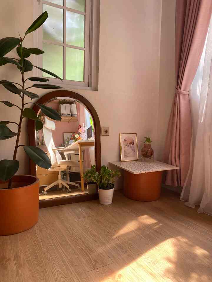 Same spot at different times✨

Ini ada awkward space di kamarku, awalnya diisi dengan ficus elastica dan palem kuning. Tapi pada akhirnya pakem kuningnya mati karena kena hama kutu putih pas di jemur di luar😭 

Jadi pot yang kosong kadang ku manfaatin buat jadi spot konten dengan ditutupin top table terrazzo yang bisa ku pindah-pindahin ini. Karena area ini dapat cahaya golden hours yang bagus bahget di kamera! Hehe.

Sekarang karena lagi vakum ngonten edukasi desain uang, si pot kosong ini aku pakai buat meja buat naro barang-barang kalo lagi makeupan dehh.

#bedroom #kamartidur #artdecocontemporary #awkwardspace #bekasi #livewithparents #indoorplants 