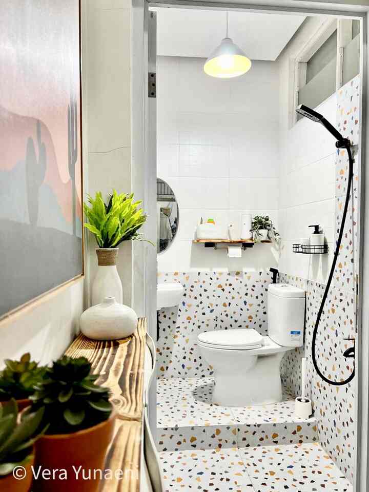 𝙍𝙚𝙢𝙤𝙙𝙚𝙡, 𝙍𝙚𝙙𝙚𝙨𝙞𝙜𝙣, 𝙏𝙧𝙖𝙣𝙨𝙛𝙤𝙧𝙢𝙖𝙨𝙞 𝙆𝙖𝙢𝙖𝙧 𝙈𝙖𝙣𝙙𝙞 1,5 𝙭 2 𝙢2.
.
𝙄𝙣𝙞 𝙨𝙖𝙡𝙖𝙝 𝙨𝙖𝙩𝙪 𝙆𝙖𝙢𝙖𝙧 𝙈𝙖𝙣𝙙𝙞 𝙙𝙞 𝙧𝙪𝙢𝙖𝙝𝙠𝙪, 𝙖𝙙𝙖 𝙙𝙞 𝙡𝙖𝙣𝙩𝙖𝙞 2. 𝙆𝙖𝙢𝙖𝙧 𝙈𝙖𝙣𝙙𝙞 𝙞𝙣𝙞 𝙨𝙪𝙙𝙖𝙝 𝙢𝙚𝙣𝙜𝙖𝙡𝙖𝙢𝙞 3𝙭 𝙩𝙧𝙖𝙣𝙨𝙛𝙤𝙧𝙢𝙖𝙨𝙞 (𝙨𝙡𝙞𝙙𝙚 𝙩𝙚𝙧𝙖𝙠𝙝𝙞𝙧, 𝙗𝙚𝙣𝙩𝙪𝙠 𝙠𝙖𝙢𝙖𝙧 𝙢𝙖𝙣𝙙𝙞 𝙖𝙬𝙖𝙡). 𝘽𝙞𝙖𝙨𝙖𝙣𝙮𝙖 𝙠𝙖𝙡𝙖𝙪 𝙖𝙠𝙪 𝙞𝙣𝙜𝙞𝙣 𝙢𝙚-𝙧𝙚𝙙𝙚𝙨𝙞𝙜𝙣 𝙧𝙪𝙖𝙣𝙜𝙖𝙣, 𝙖𝙠𝙪 𝙨𝙚𝙡𝙖𝙡𝙪 𝙘𝙖𝙧𝙞 𝙧𝙚𝙠𝙤𝙢𝙚𝙣𝙙𝙖𝙨𝙞 𝙢𝙚𝙡𝙖𝙡𝙪𝙞 𝙋𝙞𝙣𝙩𝙚𝙧𝙚𝙨𝙩 (𝙩𝙖𝙣𝙥𝙖 𝘼𝙧𝙨𝙞𝙩𝙚𝙠 𝙖𝙩𝙖𝙪𝙥𝙪𝙣 𝘿𝙚𝙨𝙞𝙜𝙣𝙚𝙧 𝙄𝙣𝙩𝙚𝙧𝙞𝙤𝙧). 𝙆𝙖𝙢𝙖𝙧 𝙢𝙖𝙣𝙙𝙞 𝙗𝙚𝙣𝙩𝙪𝙠 𝙖𝙬𝙖𝙡 𝙢𝙖𝙠𝙞𝙣 𝙡𝙖𝙢𝙖 𝙡𝙖𝙣𝙩𝙖𝙞 𝙙𝙖𝙣 𝙙𝙞𝙣𝙙𝙞𝙣𝙜 𝙬𝙖𝙧𝙣𝙖 𝙝𝙞𝙩𝙖𝙢𝙣𝙮𝙖 𝙠𝙪𝙨𝙖𝙢, 𝙠𝙧𝙣 𝙠𝙚𝙨𝙖𝙡𝙖𝙝𝙖𝙣 𝙢𝙚𝙢𝙖𝙠𝙖𝙞 𝙥𝙚𝙢𝙗𝙚𝙧𝙨𝙞𝙝 𝙠𝙖𝙢𝙖𝙧 𝙢𝙖𝙣𝙙𝙞 (𝙢𝙗𝙖𝙠𝙠𝙪 𝘼𝙍𝙏 🙄), 𝙠𝙧𝙣 𝙢𝙖𝙡𝙚𝙨 𝙙𝙚𝙗𝙪2 𝙪𝙣𝙩𝙪𝙠 𝙜𝙖𝙣𝙩𝙞 𝙠𝙚𝙧𝙖𝙢𝙞𝙠, 𝙢𝙖𝙠𝙖 𝙡𝙖𝙣𝙩𝙖𝙞 𝙠𝙖𝙢𝙖𝙧 𝙢𝙖𝙣𝙙𝙞 𝙖𝙠𝙪 𝙧𝙚𝙢𝙤𝙙𝙚𝙡 𝙢𝙚𝙣𝙜𝙜𝙪𝙣𝙖𝙠𝙖𝙣 𝙡𝙖𝙣𝙩𝙖𝙞 𝙑𝙞𝙣𝙮𝙡 𝙎𝙋𝘾 𝙩𝙖𝙝𝙖𝙣 𝙖𝙞𝙧, 𝙮𝙖𝙣𝙜 𝙗𝙚𝙧𝙗𝙖𝙝𝙖𝙣 𝙙𝙖𝙨𝙖𝙧 𝙗𝙖𝙩𝙪 (𝙨𝙡𝙞𝙙𝙚 𝙠𝙚-2 𝙩𝙚𝙧𝙖𝙠𝙝𝙞𝙧), 𝙞𝙩𝙪𝙥𝙪𝙣 𝙖𝙠𝙪 𝙘𝙖𝙧𝙞2 𝙩𝙖𝙝𝙪 𝙙𝙖𝙧𝙞 𝙋𝙞𝙣𝙩𝙚𝙧𝙚𝙨𝙩 𝙙𝙖𝙣 𝙗𝙧𝙤𝙬𝙨𝙞𝙣𝙜. 𝙑𝙞𝙣𝙮𝙡 𝙎𝙋𝘾 𝙖𝙬𝙚𝙩 𝙩𝙖𝙝𝙖𝙣 𝙡𝙖𝙢𝙖, 𝙣𝙖𝙢𝙪𝙣 𝙨𝙖𝙮𝙖𝙣𝙜𝙣𝙮𝙖 𝙟𝙖𝙙𝙞 𝙨𝙖𝙧𝙖𝙣𝙜 𝙘𝙖𝙘𝙞𝙣𝙜 𝙙𝙞 𝙗𝙖𝙬𝙖𝙝 𝙡𝙖𝙣𝙩𝙖𝙞 𝙎𝙋𝘾 (𝙝𝙝𝙞𝙞𝙞𝙞 😟). 𝙉𝙖𝙝, 𝙍𝙚𝙢𝙤𝙙𝙚𝙡 𝙮𝙖𝙣𝙜 𝙠𝙚-3 𝙖𝙠𝙪𝙥𝙪𝙣 𝙢𝙚𝙡𝙞𝙝𝙖𝙩 𝙙𝙖𝙧𝙞 𝙋𝙞𝙣𝙩𝙚𝙧𝙚𝙨𝙩, 𝙨𝙚𝙠𝙖𝙧𝙖𝙣𝙜 𝙡𝙖𝙜𝙞 𝙟𝙖𝙢𝙖𝙣𝙣𝙮𝙖 𝙡𝙖𝙣𝙩𝙖𝙞 𝙏𝙚𝙧𝙖𝙯𝙤, 𝙘𝙖𝙧𝙞2 𝙡𝙖𝙣𝙩𝙖𝙞 𝙏𝙚𝙧𝙖𝙯𝙤 𝙙𝙞 𝙩𝙤𝙠𝙤 𝘽𝙖𝙣𝙜𝙪𝙣𝙜𝙖𝙣 𝘽𝙚𝙨𝙖𝙧 𝙮𝙜 𝙩𝙚𝙧𝙟𝙖𝙣𝙜𝙠𝙖𝙪 𝙨𝙚𝙨𝙪𝙖𝙞 𝙮𝙜 𝙖𝙠𝙪 𝙢𝙖𝙪, 𝙣𝙜𝙜𝙖𝙠 𝙠𝙚𝙩𝙚𝙢𝙪 🙄. 𝘼𝙡𝙝𝙖𝙢𝙙𝙪𝙡𝙞𝙡𝙡𝙖𝙝 𝙠𝙚𝙩𝙚𝙢𝙪 𝙙𝙞 𝙎𝙝𝙤𝙥𝙚𝙚 𝙙𝙤𝙤𝙣𝙜, 𝙗𝙞𝙨𝙖 𝙠𝙞𝙧𝙞𝙢 𝙞𝙣𝙨𝙩𝙖𝙣 𝙥𝙪𝙡𝙖 …. 𝙐𝙣𝙩𝙪𝙠 𝙢𝙚𝙢𝙖𝙨𝙖𝙣𝙜 𝙠𝙚𝙧𝙖𝙢𝙞𝙠 𝙞𝙣𝙞, 𝙖𝙠𝙪 𝙥𝙖𝙠𝙖𝙞 𝙟𝙖𝙨𝙖 𝙏𝙪𝙠𝙖𝙣𝙜 2 𝙤𝙧𝙖𝙣𝙜, 𝙨𝙚𝙡𝙖𝙢𝙖 3 𝙝𝙖𝙧𝙞. 𝙋𝙖𝙨𝙖𝙣𝙜 𝙆𝙚𝙧𝙖𝙢𝙞𝙠 𝙞𝙣𝙞 𝙩𝙖𝙣𝙥𝙖 𝙗𝙤𝙗𝙤𝙠 𝙙𝙞𝙣𝙙𝙞𝙣𝙜, 𝙢𝙚𝙣𝙜𝙜𝙪𝙣𝙖𝙠𝙖𝙣 𝙎𝙚𝙢𝙚𝙣 𝙈𝙐 408 𝙩𝙞𝙡𝙚 𝙤𝙣 𝙩𝙞𝙡𝙚. 𝘽𝙪𝙙𝙜𝙚𝙩 𝙪𝙣𝙩𝙪𝙠 𝙍𝙚𝙢𝙤𝙙𝙚𝙡 𝙆𝙖𝙢𝙖𝙧 𝙈𝙖𝙣𝙙𝙞 𝙞𝙣𝙞 𝙗𝙚𝙧𝙞𝙠𝙪𝙩 𝙪𝙥𝙖𝙝 𝙩𝙪𝙠𝙖𝙣𝙜 𝙖𝙙𝙖𝙡𝙖𝙝 𝙝𝙖𝙢𝙥𝙞𝙧 6𝙟𝙩, 𝙠𝙧𝙣 𝙖𝙠𝙪 𝙜𝙖𝙣𝙩𝙞 𝙘𝙡𝙤𝙨𝙚𝙩 𝙡𝙖𝙢𝙖 𝙙𝙚𝙣𝙜𝙖𝙣 𝙮𝙜 𝙗𝙖𝙧𝙪. 𝙉𝙖𝙝, 𝙗𝙖𝙜𝙖𝙞𝙢𝙖𝙣𝙖 𝙢𝙚𝙣𝙪𝙧𝙪𝙩 𝙠𝙖𝙢𝙪 𝘽𝙚𝙨𝙩𝙞𝙚 𝙝𝙖𝙨𝙞𝙡𝙣𝙮𝙖??  😍😍
.
#rumahtanpaarsitek #selfmakeover #DIY #lantaiterazo #Ikea #Paloma #kamarmandikecil #kamarmandi #kamarmandiidaman #tanamanartifisial #artificialplants #papanjatibelandabakar #rumahlawas #rumah120m2 #lantai2 #remodel #redesign