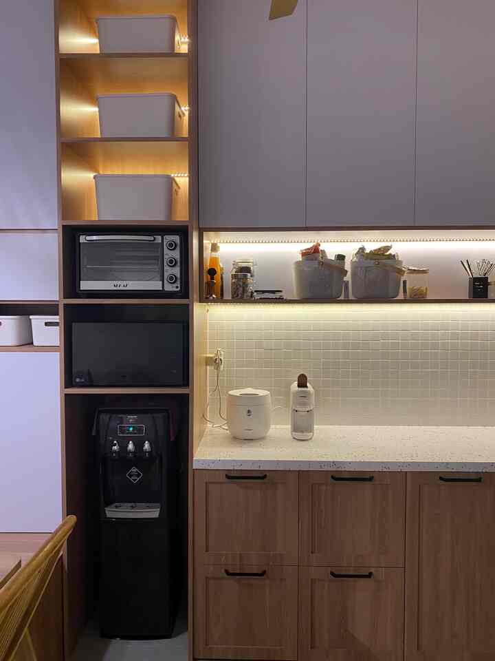 Kami menyebutnya, dapur bersih & pantry - the centre of our house. Please jangan bosen-bosen ya sama foto spot dapur bersih ini 🫶
#kitchenstyling #kitchendecorideas #kitchenmakeover #dapurmodern 
#dapurbersih