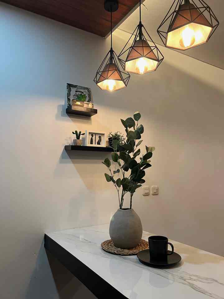 Ide dekorasi kecil untuk ruang makan kecil ✨

#smalldecorations #decorationsinspo #pernakpernikrumah #hiasanrumah #diningroom #bruwnhouse #industrial