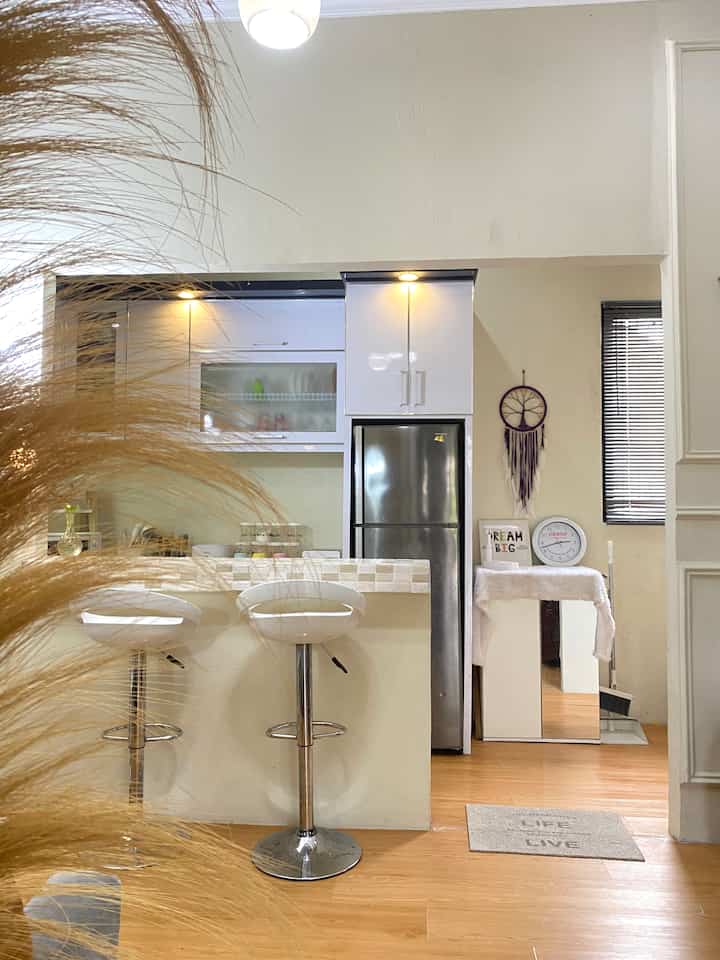 Hai semua, ini adalah area ruangan dapur kering yang kitchen setnya dicustom sesuai ukuran. Tadinya sedikit ragu mau pakai kitchen set atau tidak, karena area nya sangat terbatas hanya 1,5 x 2,5 m. Tapi mengacu pada fungsi & estetika akhirnya kami memantapkan untuk custom kitchen set. Kenapa? Karena untuk dapur sendiri pasti akan banyak barang didalamnya, seperti alat memasak, alat elektronik, perlengkapan makan, dll. Oleh karena itu kami mengcustom kitchen set selain sesuai dengan ukuran ruangan juga sesuai dengan kebutuhan penyimpanan barang disetiap
Kabinetnya. Untuk vendor nya sendiri kami dapat vendor yang showroom nya ada didekat rumah, kebetulan domisili kami ada di Bekasi. Jadi kami datang langsung untuk berdiskusi tentang design, bahan, warna, dll Kebetulan mereka juga memiliki akun sosial media, bagi yang butuh informasi lebih lanjut mengenai vendornya, bisa tap di product tag yang telah disisipkan ya 🤗
#customfurniture #personalizedfurniture #uniquefurniture #kitchensetcustom #kitchensetcustombekasi #dapurminimalis #kitchen